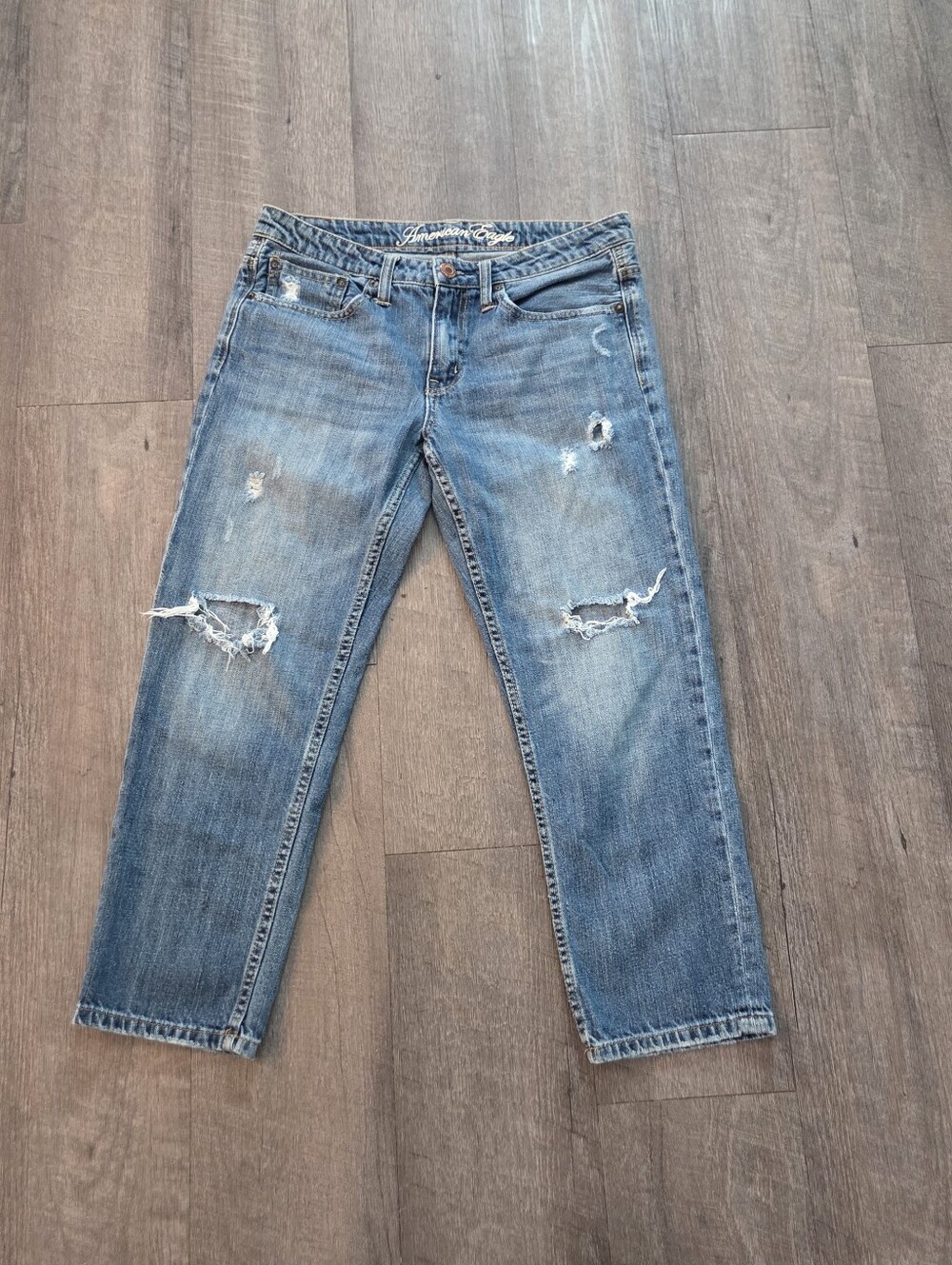 American Eagle Vintage Medium Wash Distressed Cropped Tomgirl Jeans Size 6 Reg